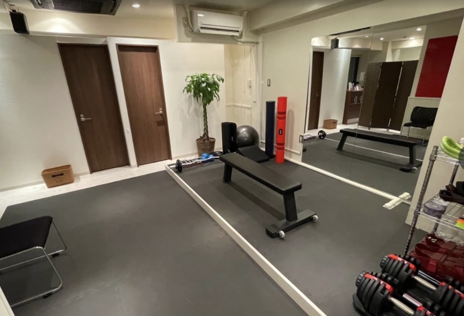 training studio Rootless